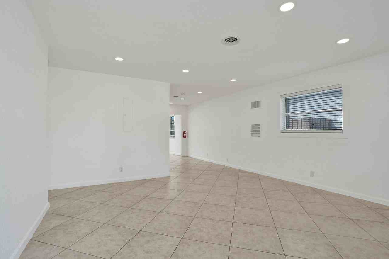 4553 Nw 16th Ter - Photo 6 of 26