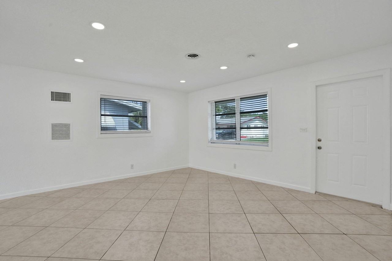 4553 Nw 16th Ter - Photo 7 of 26