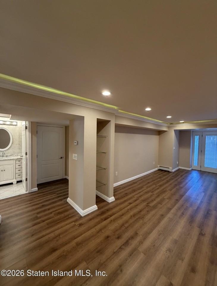 190 Manhattan St - Photo 3 of 19