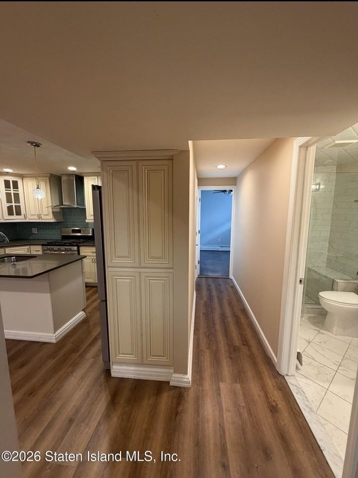 190 Manhattan St - Photo 5 of 19