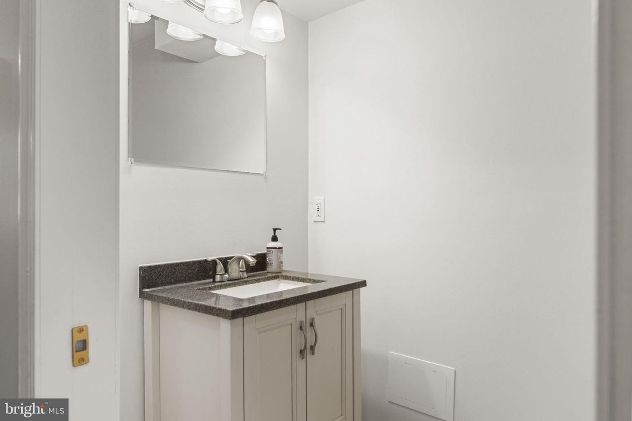 118 W Randall St - Photo 6 of 37