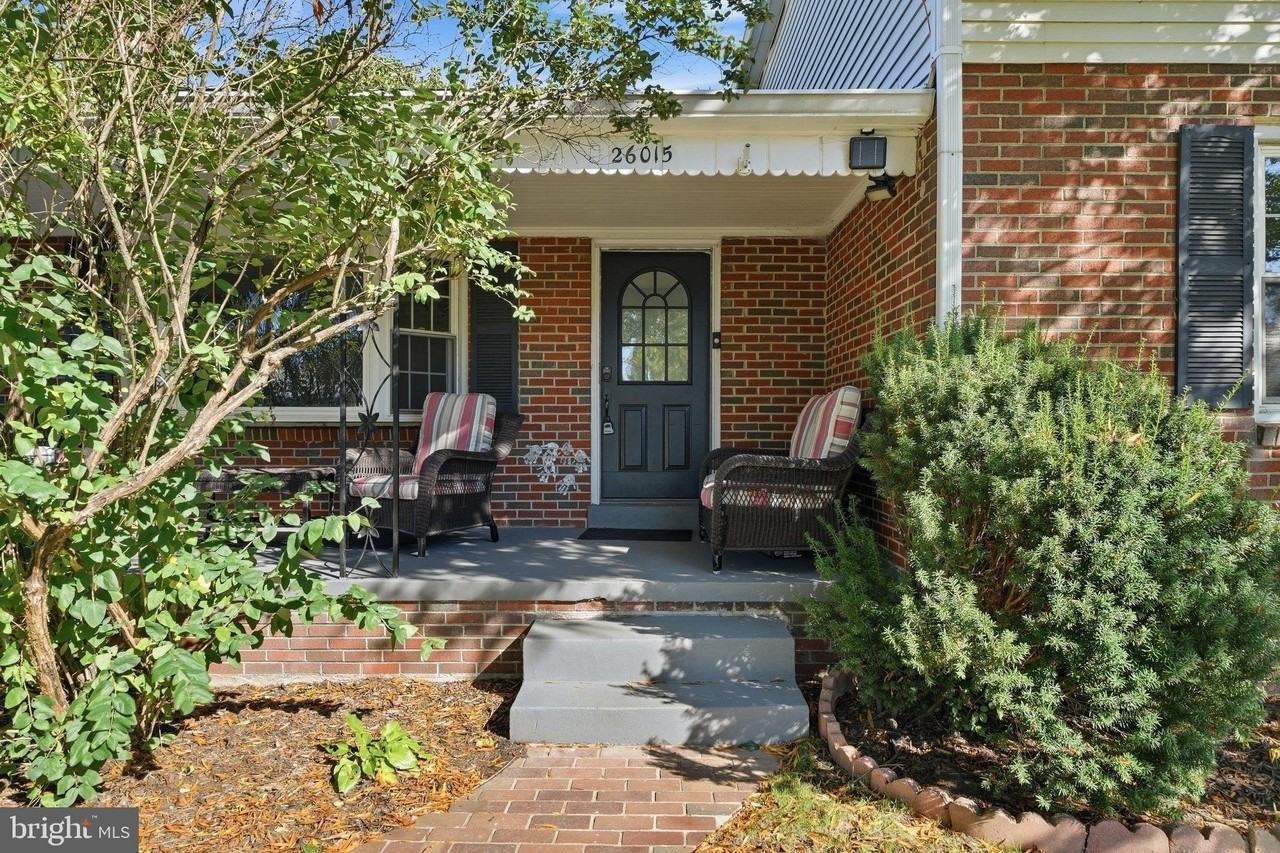 26015 Woodfield Rd - Photo 2 of 50