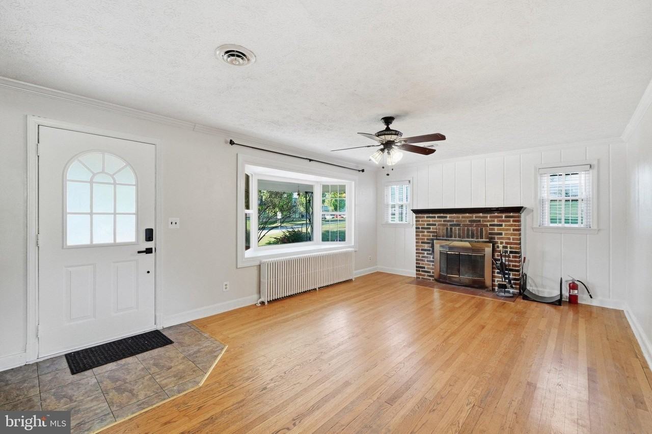 26015 Woodfield Rd - Photo 4 of 50
