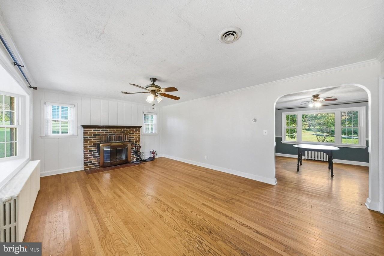 26015 Woodfield Rd - Photo 5 of 50