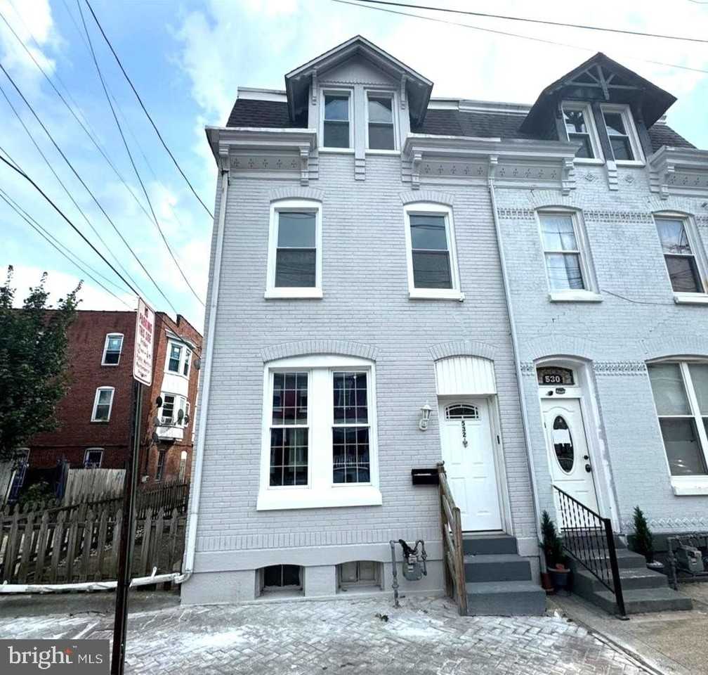 532 Windsor St - Photo 2 of 25