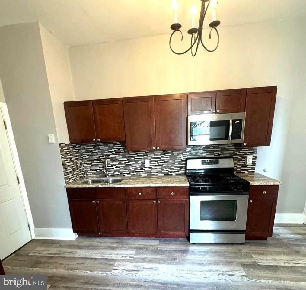 532 Windsor St - Photo 3 of 25