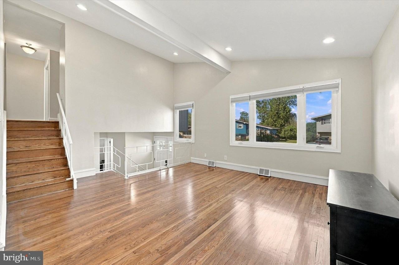 211 Kings Rd - Photo 2 of 16