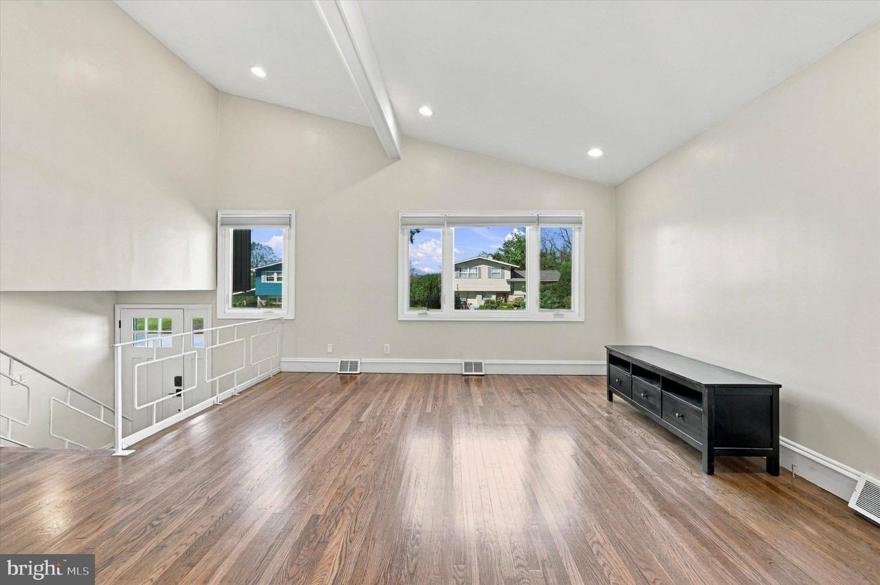 211 Kings Rd - Photo 3 of 16