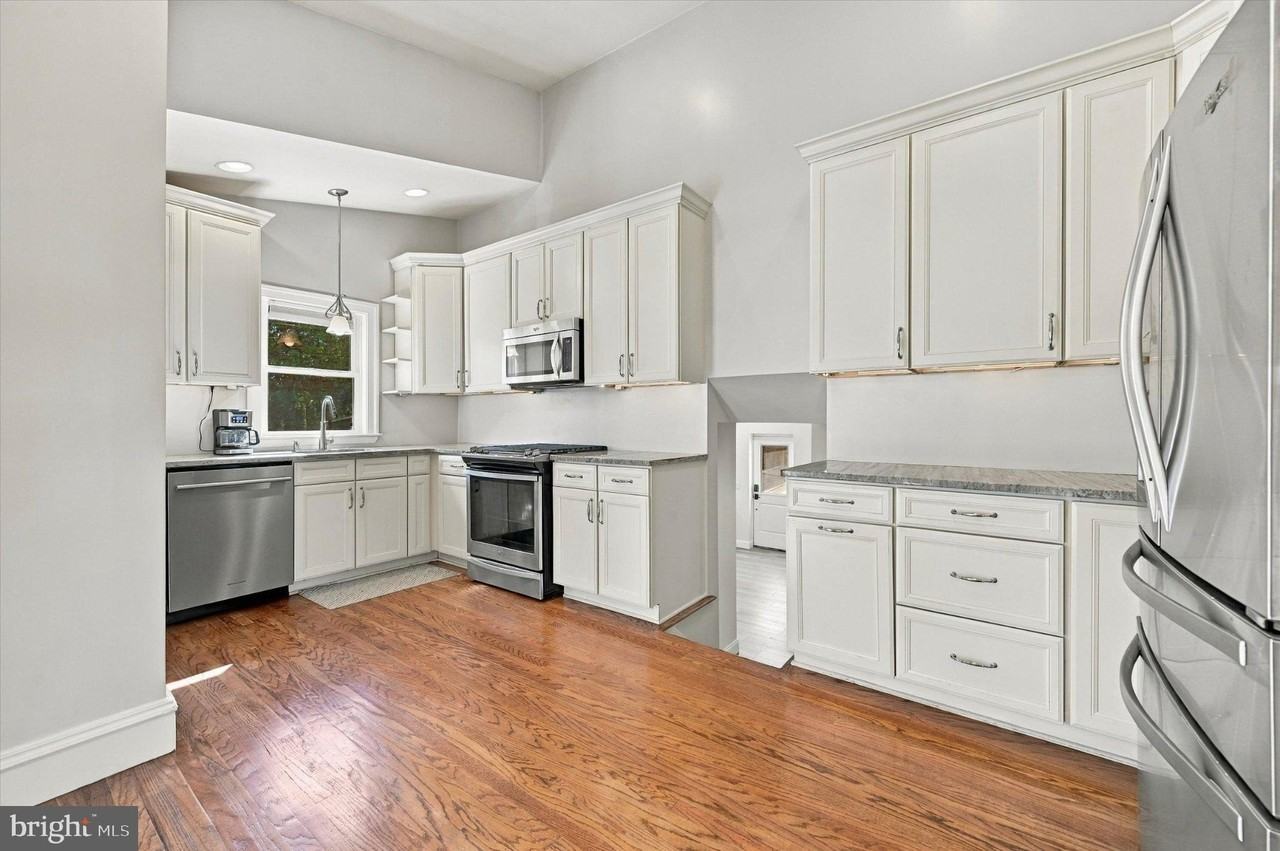 211 Kings Rd - Photo 4 of 16
