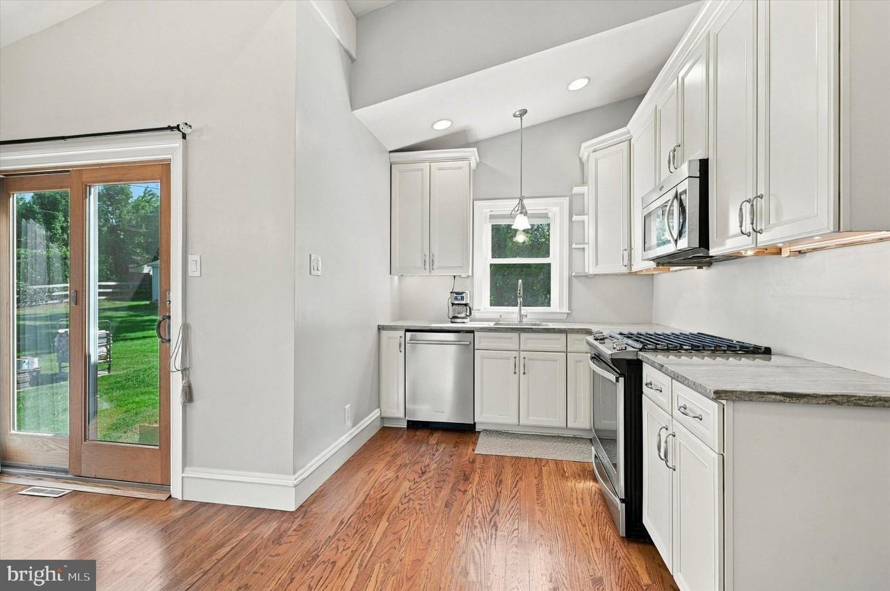 211 Kings Rd - Photo 5 of 16