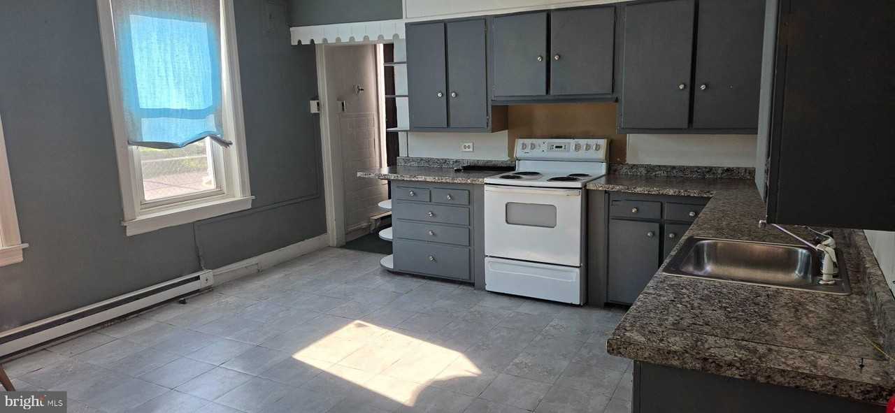 516 E Oak St #1 - Photo 2 of 5