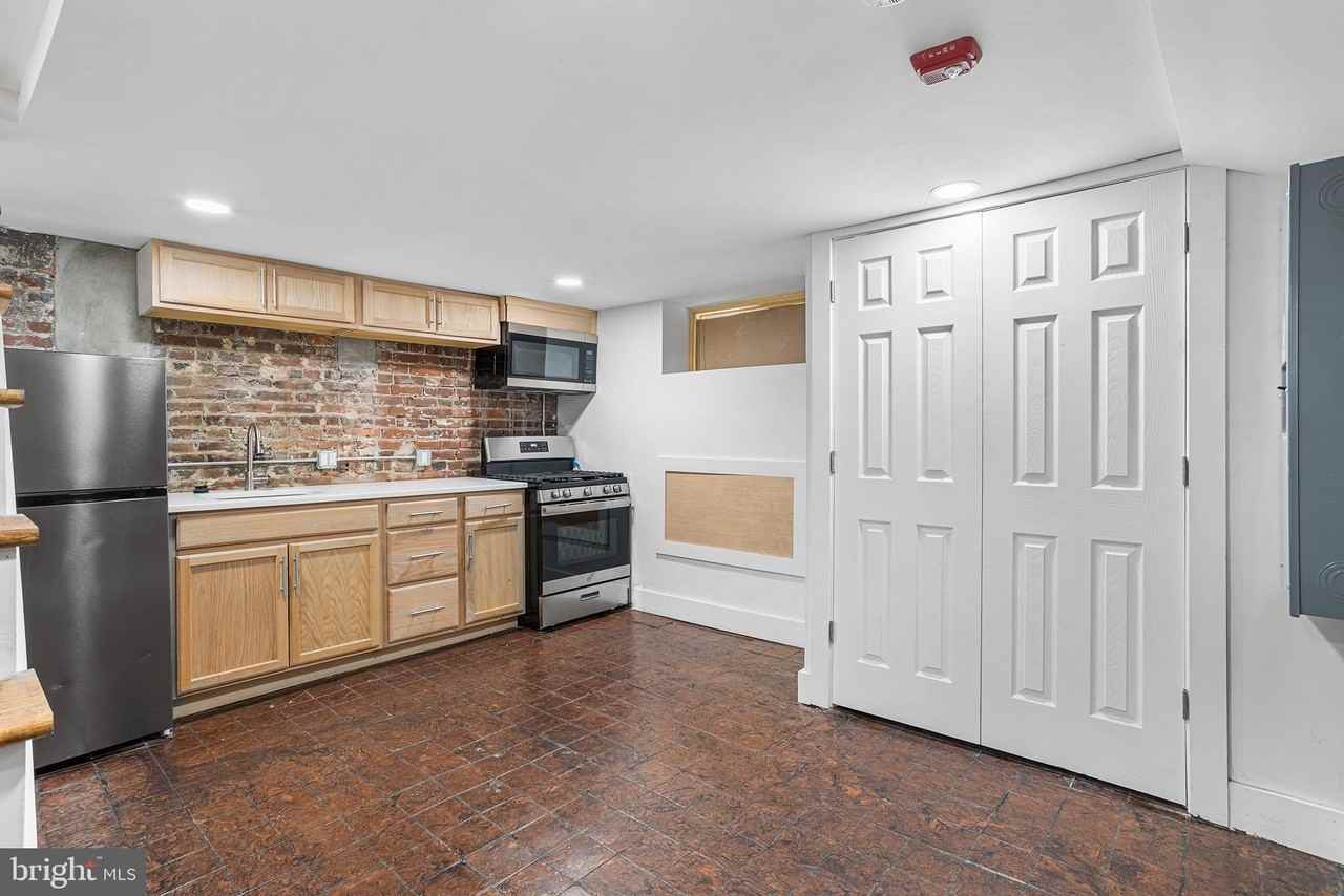 1222 Chancellor St #1F - Photo 7 of 12