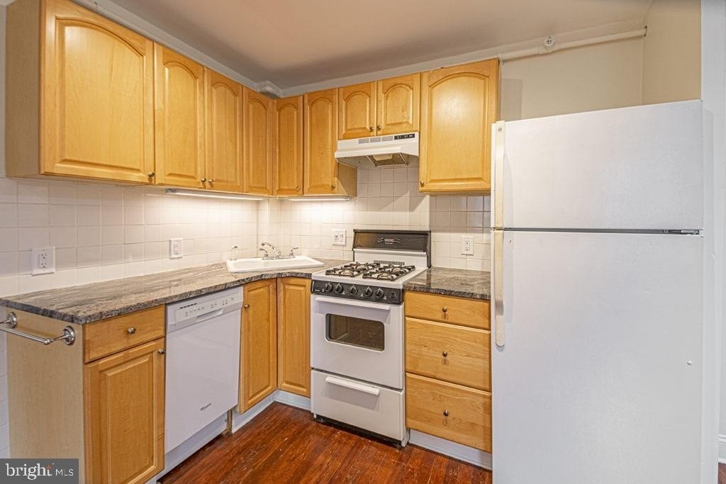 403 S 23rd St - Photo 4 of 15