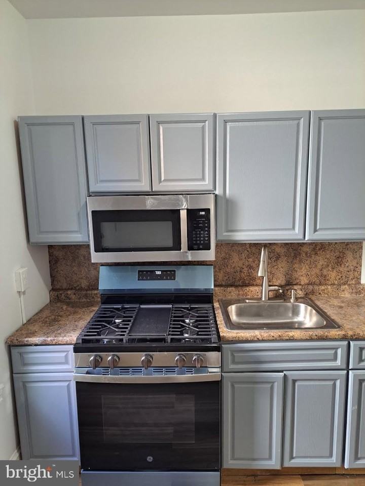 2562 N Hollywood St - Photo 3 of 23