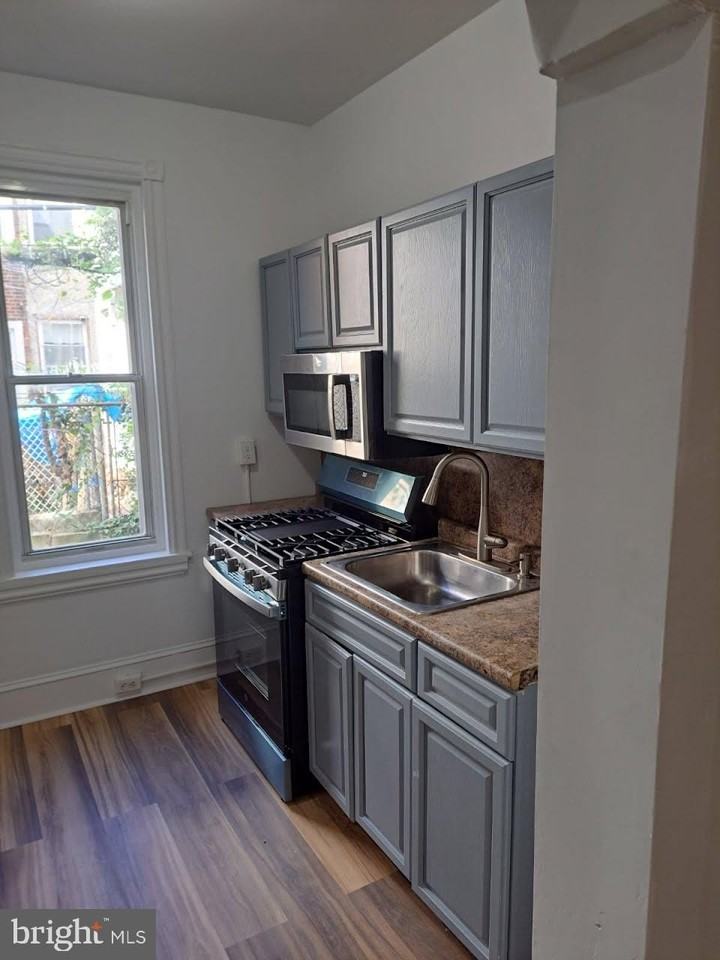 2562 N Hollywood St - Photo 4 of 23