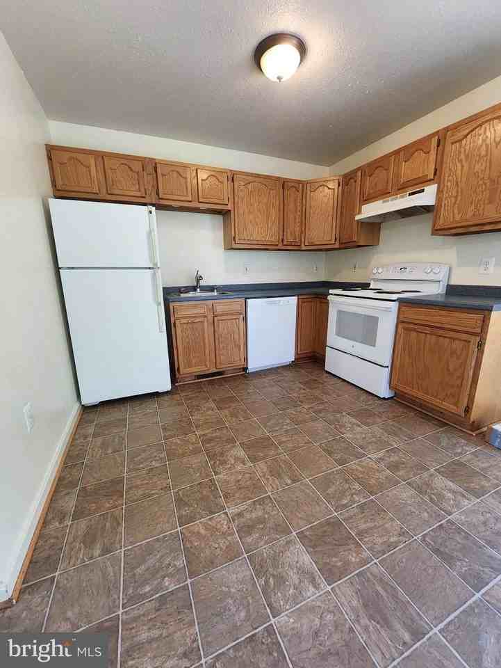 294 East St - Photo 3 of 18