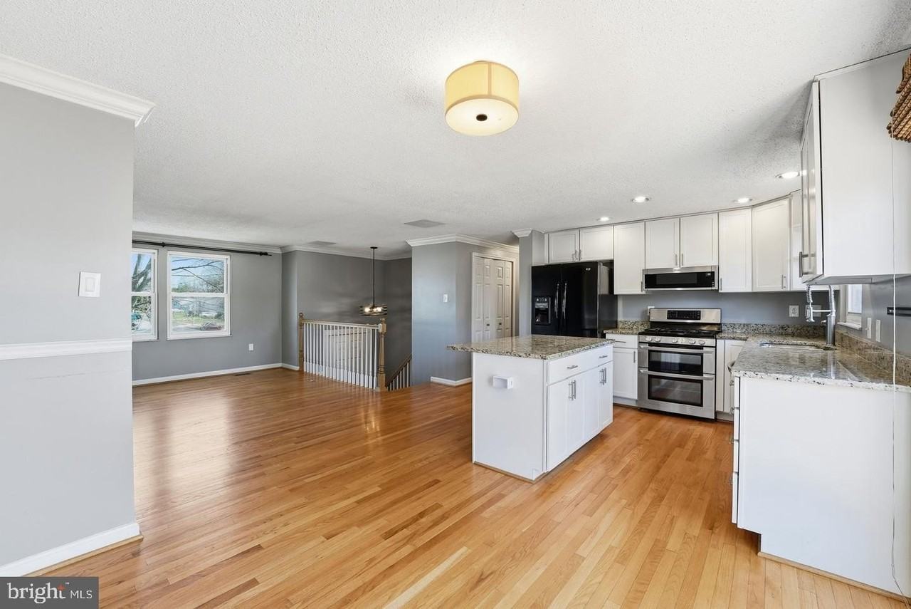 7916 Frye Rd - Photo 3 of 25