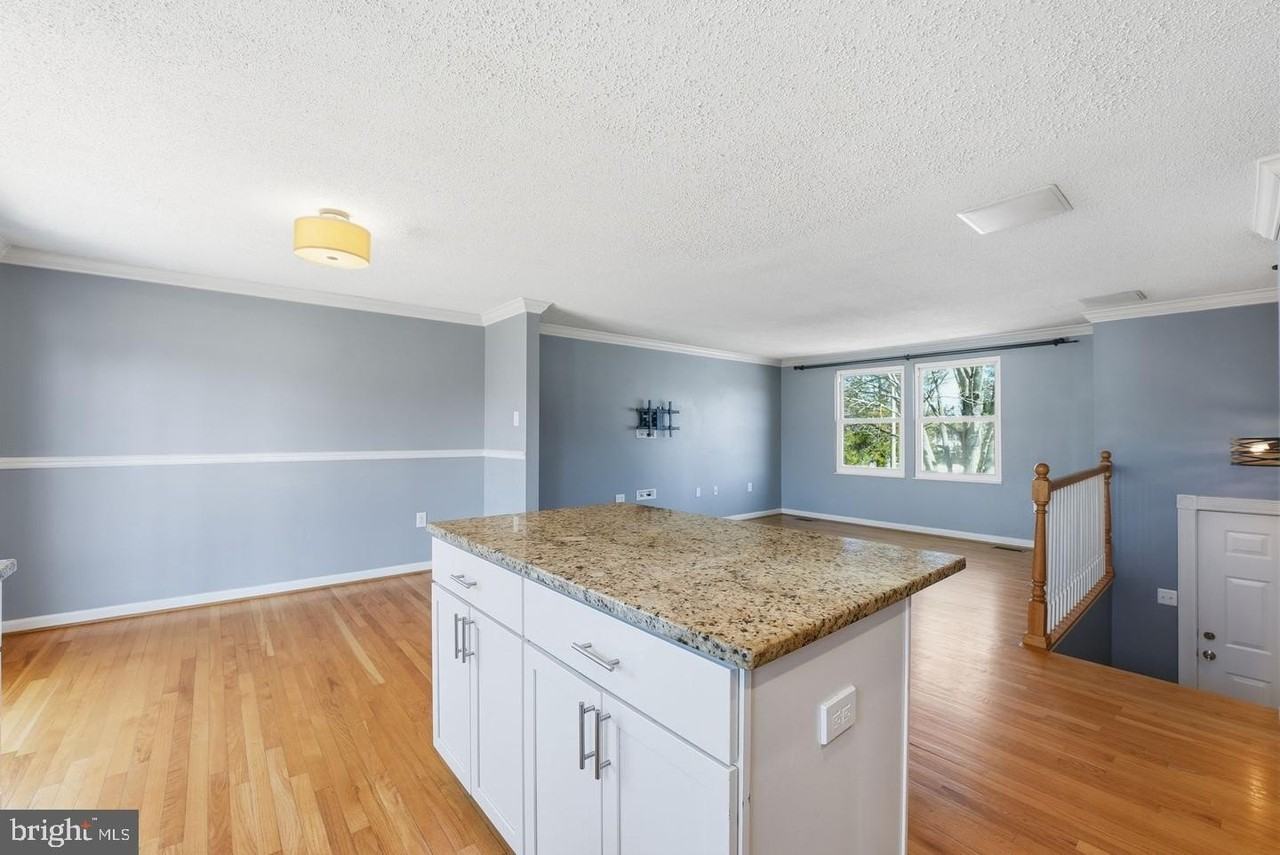 7916 Frye Rd - Photo 5 of 25