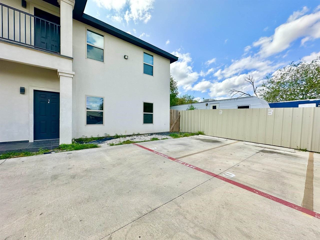 2705 Mauricio St - Photo 4 of 18