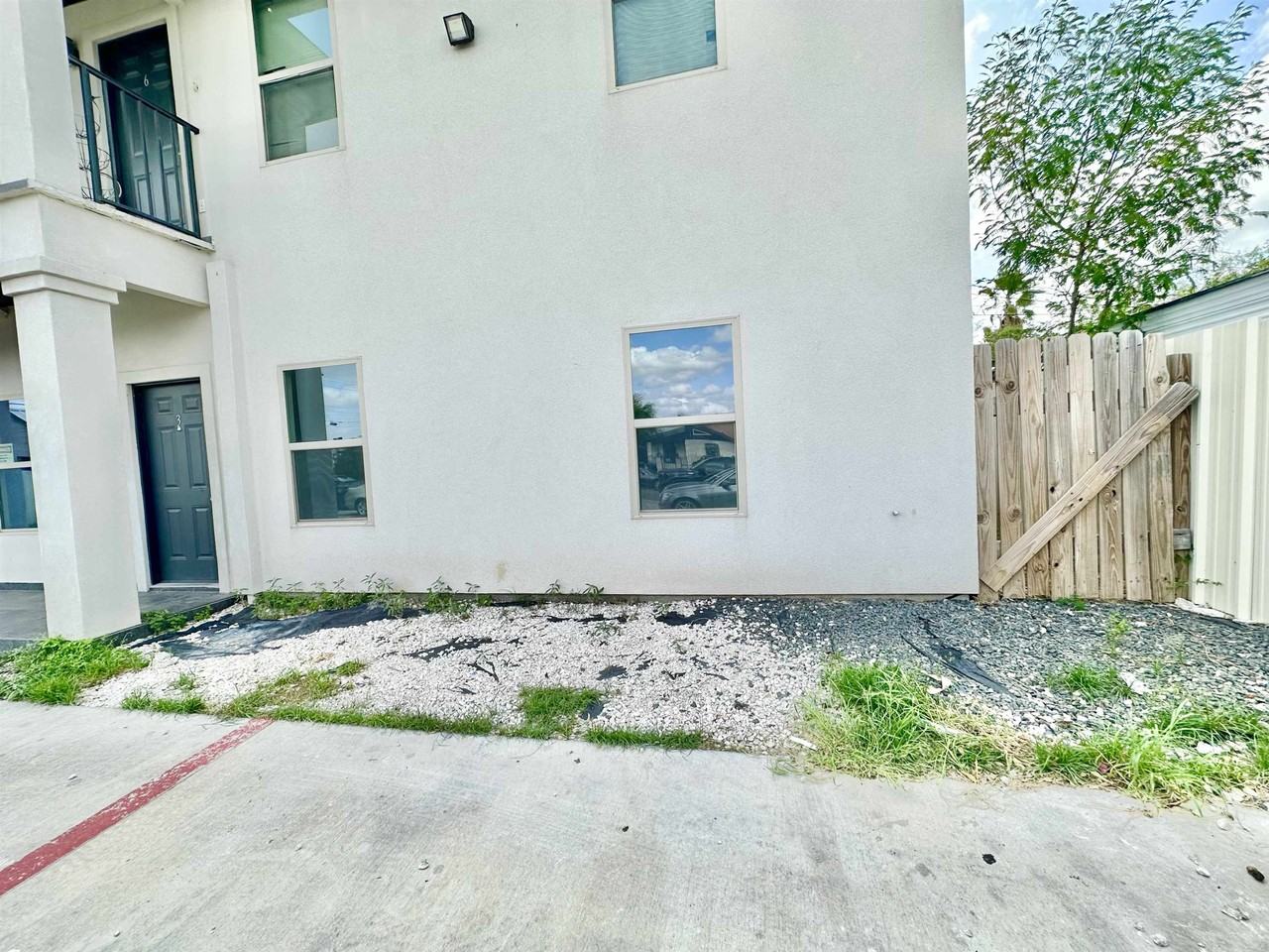 2705 Mauricio St - Photo 5 of 18