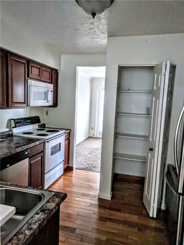 1320 Meadowbrook Dr - Photo 4 of 11