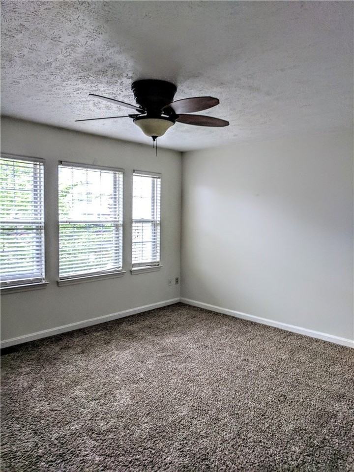 1320 Meadowbrook Dr - Photo 7 of 11