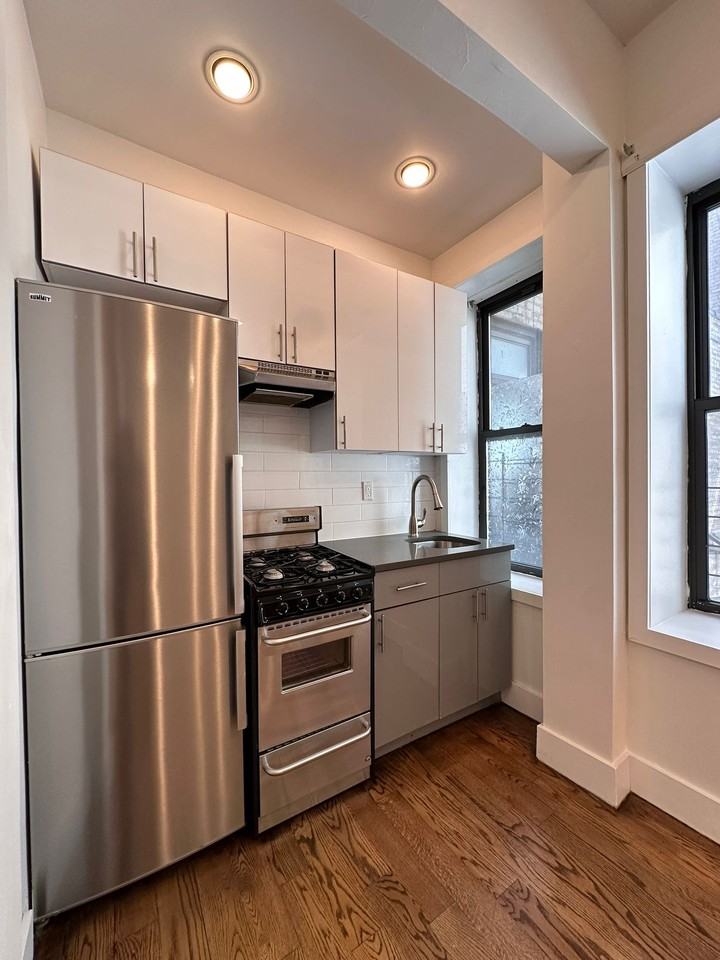 Eastern Pkwy #1M - Photo 5 of 11