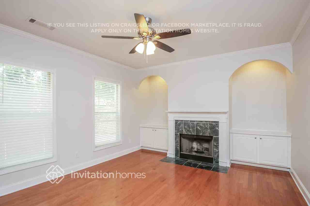 532 Suwanee Oaks Dr - Photo 2 of 16