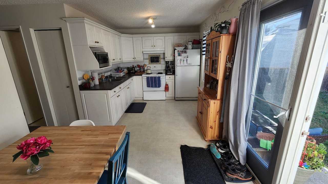 5017 30 Ave Sw - Photo 6 of 31