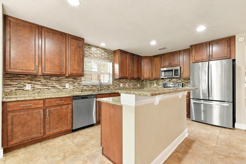 1920 Strathmore Cir - Photo 5 of 16