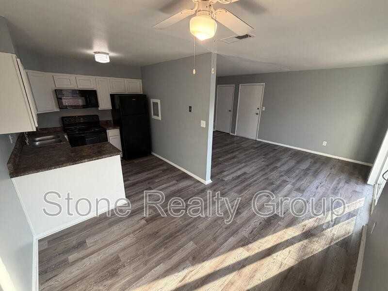 9134 E 10th St #5 - Photo 3 of 8