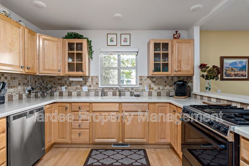 830 E Riverpark Ln - Photo 4 of 34