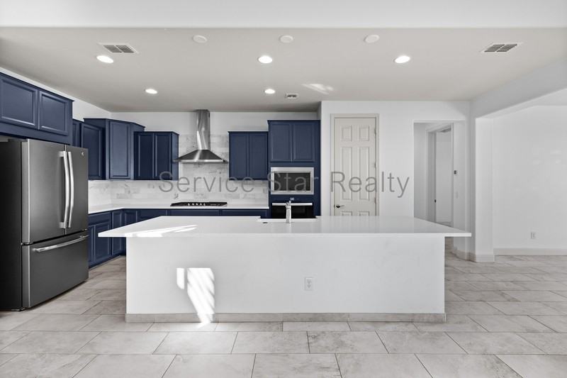 8433 S 70th Dr - Photo 7 of 34