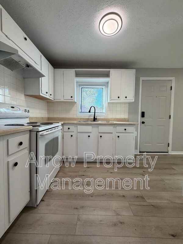 2205 Holdrege St #2 - Photo 2 of 15