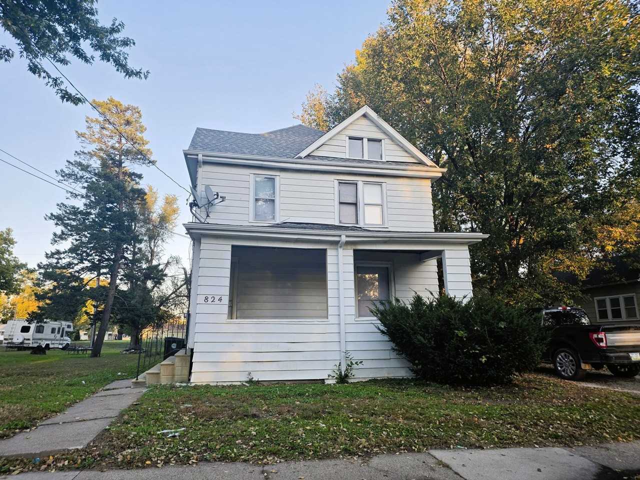 824 Logan Ave - Photo 2 of 25