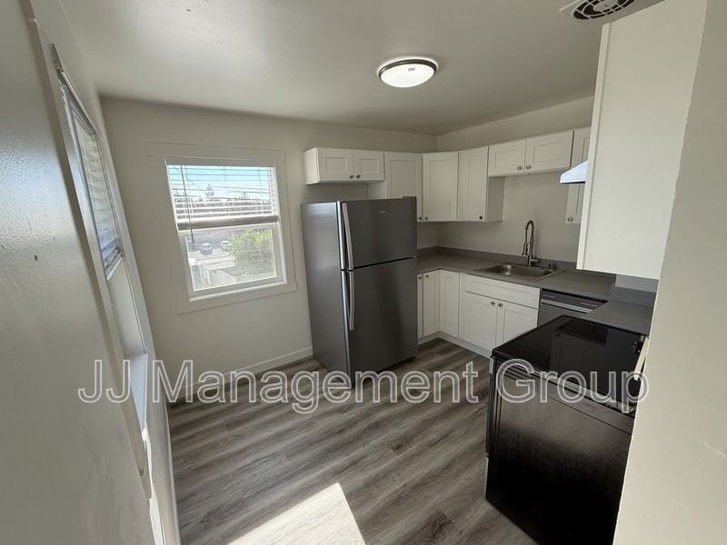 1221 2nd St - Photo 2 of 10