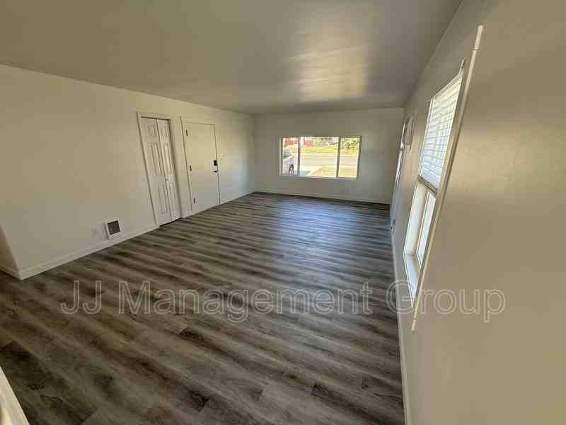 1221 2nd St - Photo 3 of 10