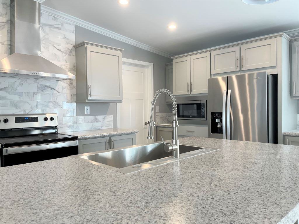 1005 Cloverleaf Cir - Photo 2 of 34