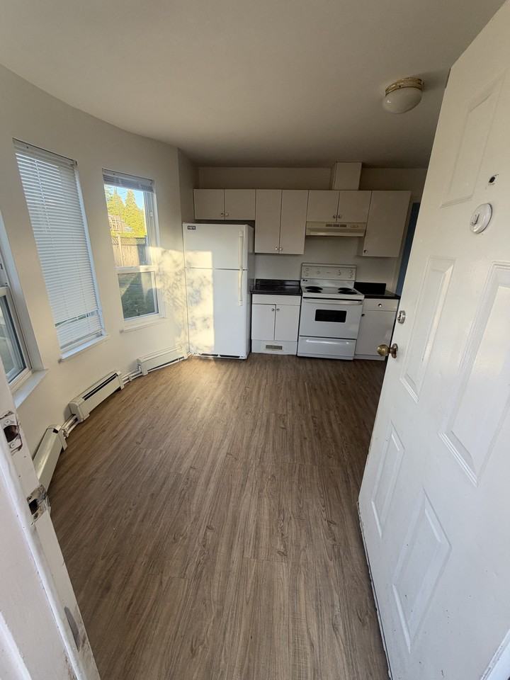 20574 28 Avenue #B - Photo 5 of 12