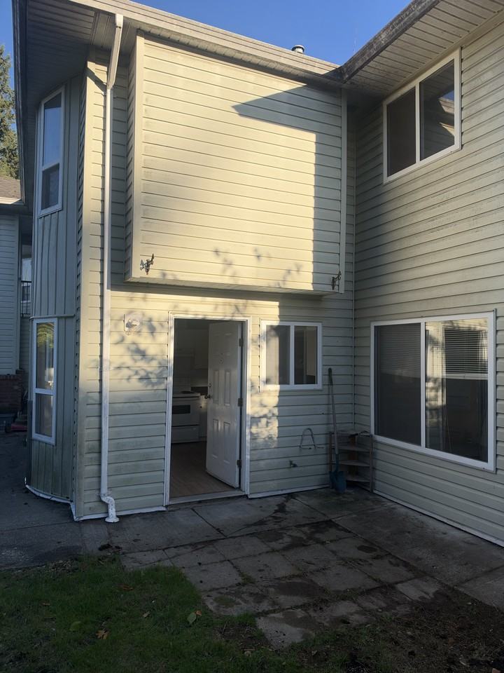 20574 28 Avenue #B - Photo 4 of 12