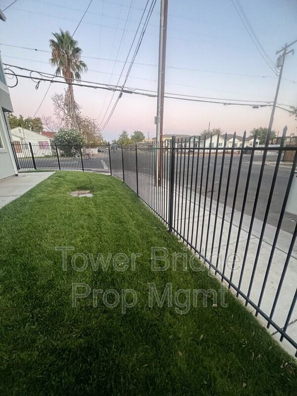 793 Lampasas Ave - Photo 3 of 14