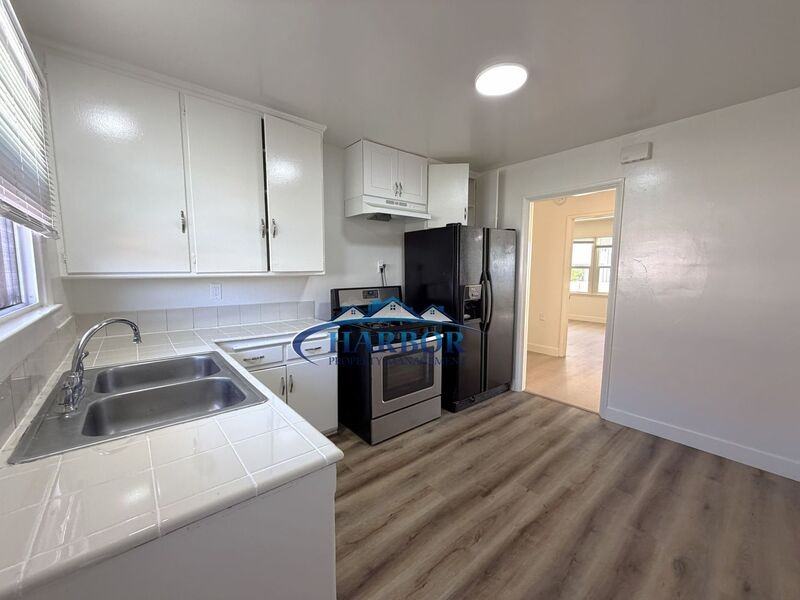 215 W Manchester Blvd #1 - Photo 4 of 10