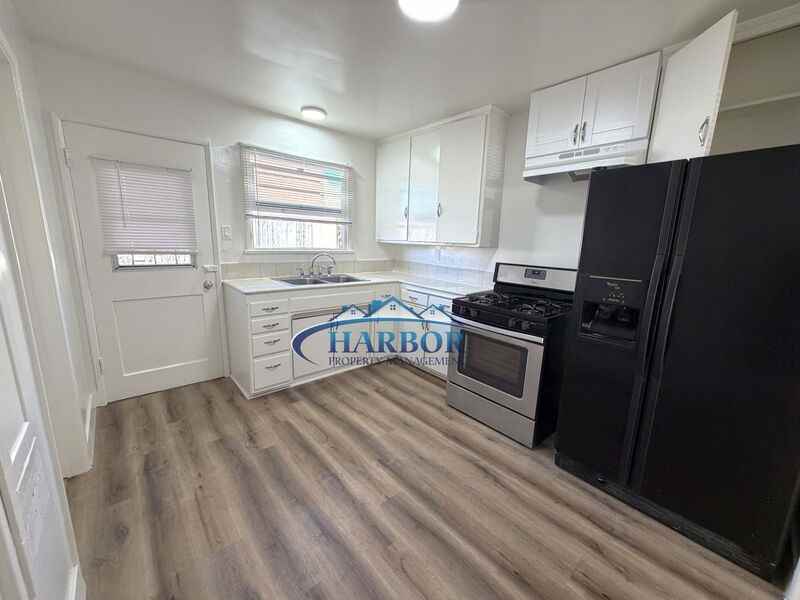 215 W Manchester Blvd #1 - Photo 5 of 10
