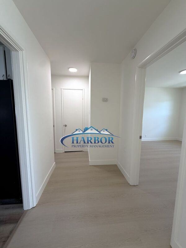215 W Manchester Blvd #1 - Photo 6 of 10