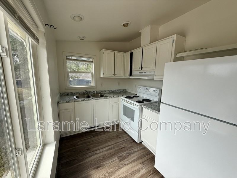 388 N Buchanan St - Photo 3 of 9