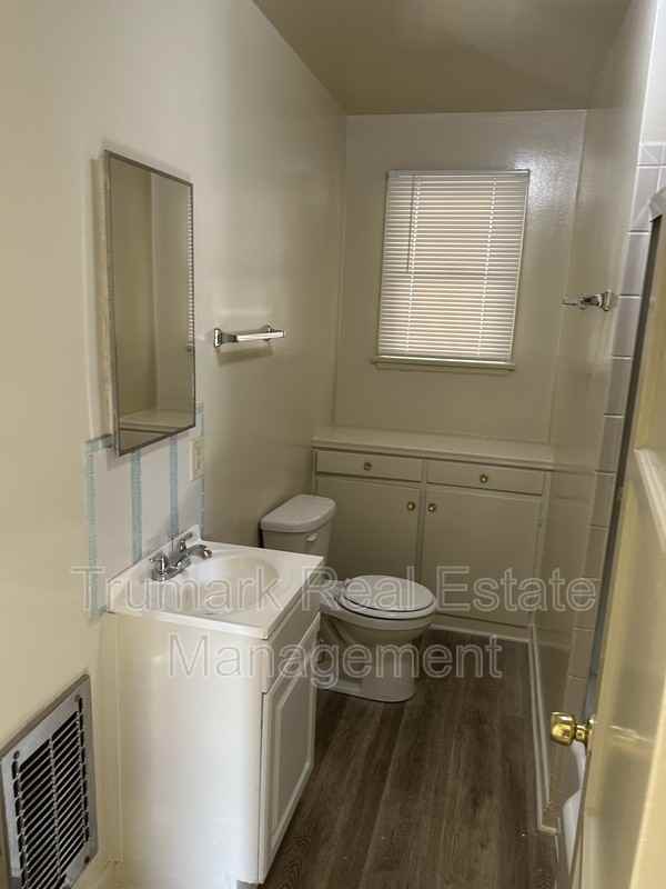 1447 E Broadway #E - Photo 3 of 13