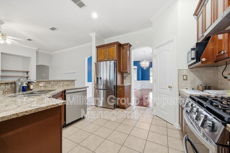 2207 Gardenmoss Dr - Photo 5 of 32