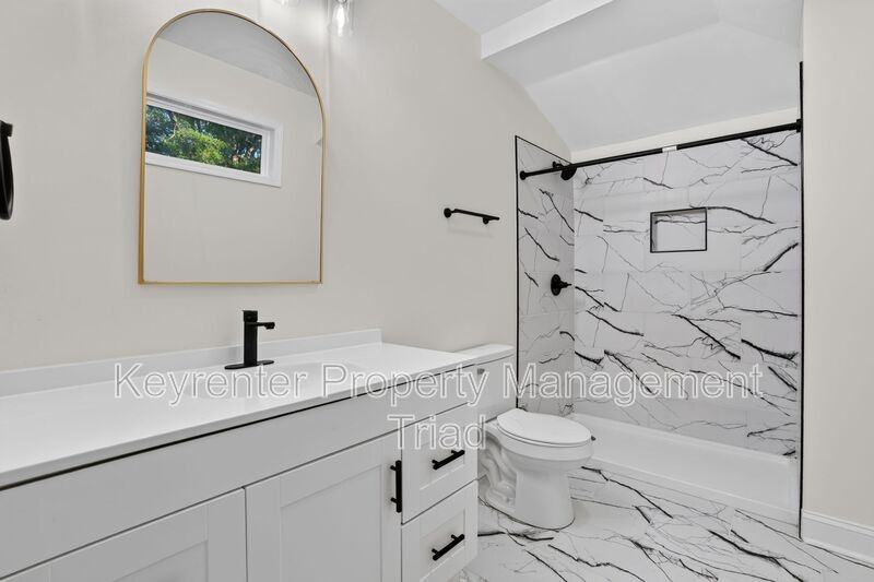 814 Douglas St - Photo 4 of 34