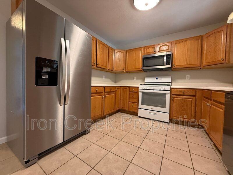 100 Rotunda Cir - Photo 5 of 17