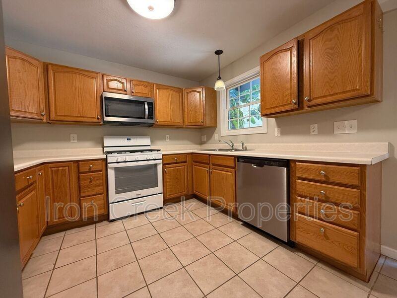 100 Rotunda Cir - Photo 6 of 17